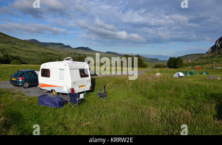 Wohnwagen und Zelte auf Gwern Gof Usif Campingplatz am Fuße des Mount Tryfan, Snowdonia, Wales, Großbritannien Stockfoto