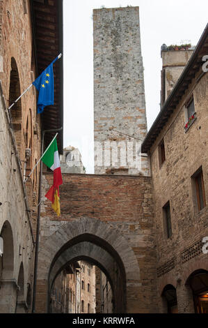 L'Arco Della Cancelleria in der Via San Matteo und mittelalterliche Türme aus dem 13. Jahrhundert Torre Pettini im historischen Zentrum von San Gimignano aufgeführten Welt Herita Stockfoto