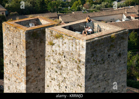 Die mittelalterlichen Türme aus dem 13. Jahrhundert, Torri dei Salvucci im historischen Zentrum von San Gimignano zum Weltkulturerbe der UNESCO in San Gimignano, Toskana aufgeführt, ICH Stockfoto