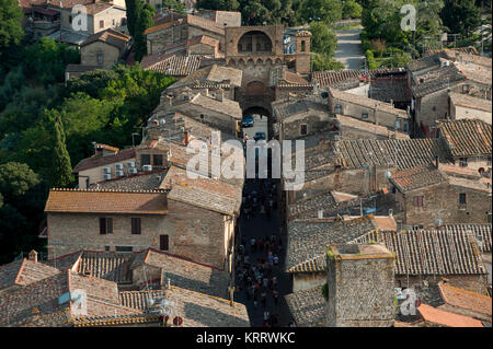 Romanische Porta San Giovanni (Tor des Heiligen Johannes) auf die Via San Giovani im historischen Zentrum von San Gimignano aufgeführt von der UNESCO zum Weltkulturerbe in San Gimig Stockfoto