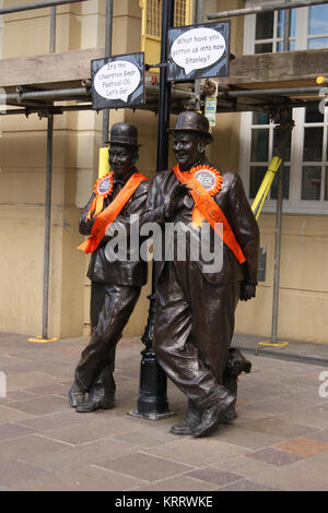 Bronzestatue von Stan Laurel und Oliver Hardy, Ulverston Stockfoto