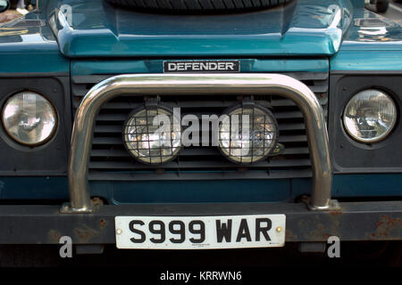 Landrover Defender Auto mit Krieg Nummernschild Stockfoto