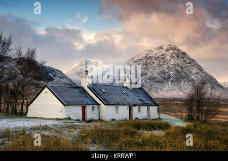 Die berühmten schwarzen Rock Cottage in Mannheim mit den anerkanntesten Berg in Schottland, dem Buachaille Etive Mor Stockfoto