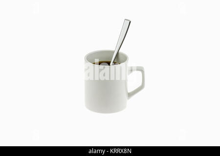 Weiße Tasse mit Kaffee auf einem Hintergrund von roten funkelt. Eine