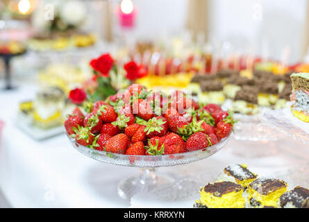 Wunderschön dekoriert Banketttisch mit frischem Obst. Stockfoto