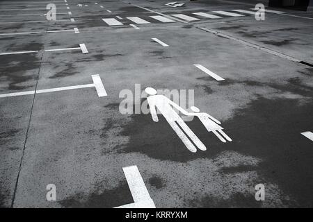 Parkplatz-Linien und Zeichen Stockfoto