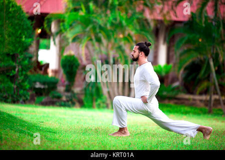 Man Yoga in tropischen Dschungel Stockfoto