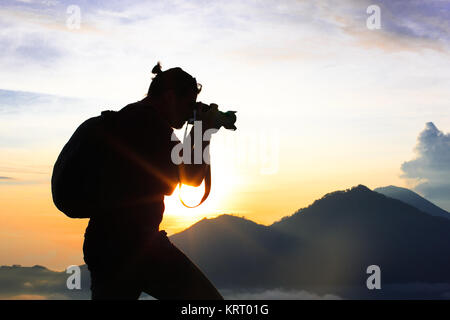 Fotograf nimmt Bilder auf dem Berg Stockfoto