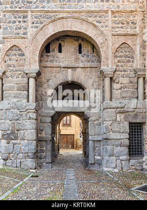 Dieses Tor, auch bekannt als Puerta Vieja de Bisagra, war einmal der Haupteingang der Stadt Toledo. In der christlichen und muslimischen Stil verbindet. Seine Stockfoto