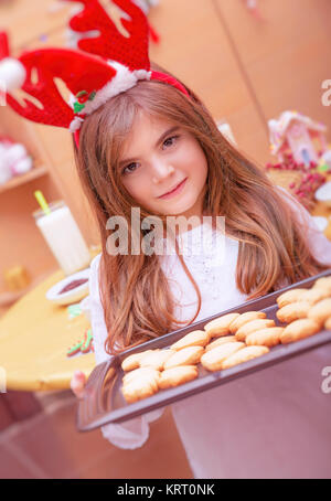 Kleines Mädchen, Weihnachtsplätzchen Stockfoto