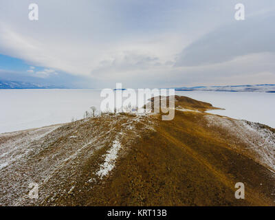 Blick vom Himmel auf gefrorenem Eis Felder der Baikalsee, Russland Sibirien Stockfoto