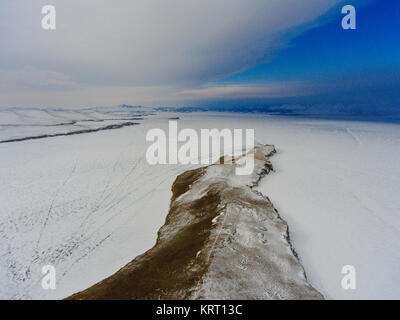 Blick vom Himmel auf gefrorenem Eis Felder der Baikalsee, Russland Sibirien Stockfoto