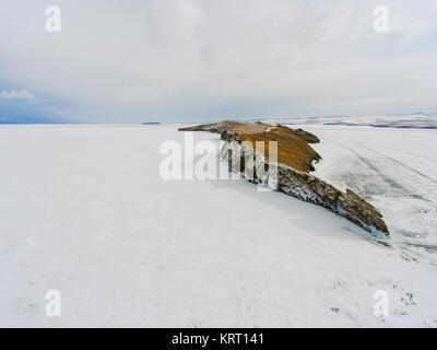 Blick vom Himmel auf gefrorenem Eis Felder der Baikalsee, Russland Sibirien Stockfoto