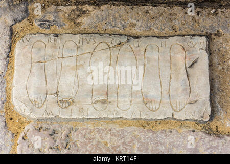 Santiponce, Spanien - 9. März 2016: Amphitheater von Italica. Votivtafel auf dem Boden der Eingang, die sich mit Nemesis. talica; nördlich von modernen Stockfoto