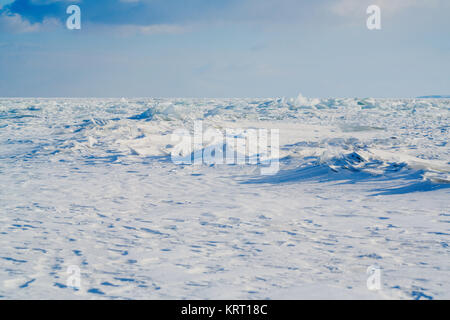 Blick auf und durch Eis auf gefrorenen Feldern des Baikalsees Stockfoto