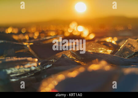 Blick auf throug Eis bei Sonnenuntergang am Baikalsee und. Russland, Sibirien Stockfoto