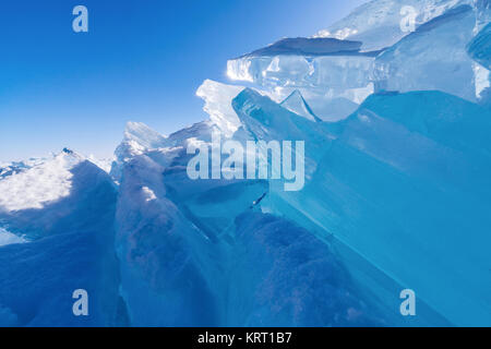 Blick auf und durch Eis auf gefrorenen Feldern des Baikalsees Stockfoto