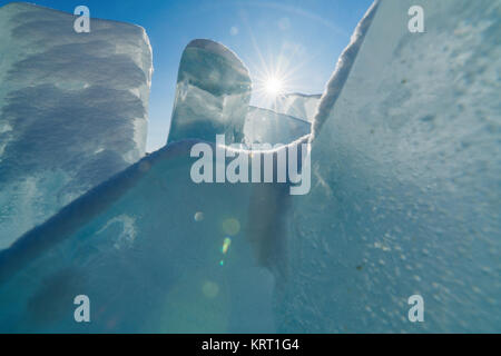 Blick auf und durch Eis auf gefrorenen Feldern des Baikalsees Stockfoto