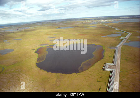 Trans-Alaska-Pipeline (TAP). Erhitztes Öl Pipeline auf Permafrostboden im Norden von Alaska/USA, in der Nähe von Prudhoe Bay. Luftaufnahme. Stockfoto