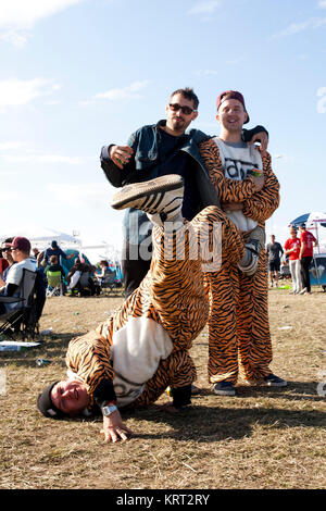 Beim Roskilde Festival Es ist Tradition, dass Menschen verkleiden und in vielerlei Hinsicht verschleiern. Hier zwei Kerle tragen tiger Kostüme. Dänemark 2013. Stockfoto