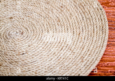 Handgefertigt tisch Matte aus Jute Seil in einem spiralförmig verdreht Stockfoto