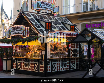 Weihnachten Marktstand verkaufen beliebten warmen Glühwein und Auswahl von Essen München Bayern Deutschland EU Stockfoto