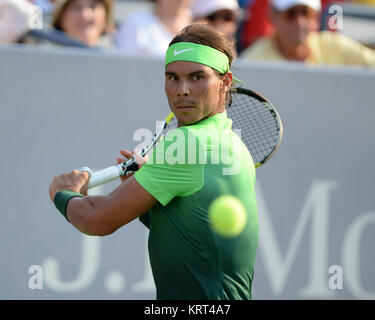 NEW YORK, NY-SEPTEMBER 02: Rafael Nadal aus Spanien serviert Niederlagen Diego Schwartzman Argentiniens während ihrer Männer Singles zweite Runde an Tag drei der 2015 US Open am USTA Billie Jean King National Tennis Center am 2. September 2015 in der Nähe der Queens Borough von New York City. Personen: Rafael Nadal Stockfoto