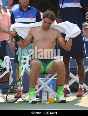 NEW YORK, NY-SEPTEMBER 02: Rafael Nadal aus Spanien serviert Niederlagen Diego Schwartzman Argentiniens während ihrer Männer Singles zweite Runde an Tag drei der 2015 US Open am USTA Billie Jean King National Tennis Center am 2. September 2015 in der Nähe der Queens Borough von New York City. Personen: Rafael Nadal Stockfoto