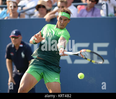 NEW YORK, NY-SEPTEMBER 02: Rafael Nadal aus Spanien serviert Niederlagen Diego Schwartzman Argentiniens während ihrer Männer Singles zweite Runde an Tag drei der 2015 US Open am USTA Billie Jean King National Tennis Center am 2. September 2015 in der Nähe der Queens Borough von New York City. Personen: Rafael Nadal Stockfoto