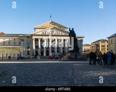 APOLLINI MVSISQVE REDDITVM MCMLXIII Bayerische National Opera House mit Statue König Maximilian 1 Joseph Max Joseph Platz Altstadt München Bayern G Stockfoto