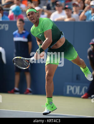 NEW YORK, NY-SEPTEMBER 02: Rafael Nadal aus Spanien serviert Niederlagen Diego Schwartzman Argentiniens während ihrer Männer Singles zweite Runde an Tag drei der 2015 US Open am USTA Billie Jean King National Tennis Center am 2. September 2015 in der Nähe der Queens Borough von New York City. Personen: Rafael Nadal Stockfoto