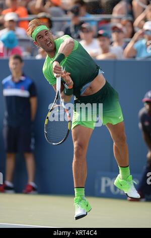 NEW YORK, NY-SEPTEMBER 02: Rafael Nadal aus Spanien serviert Niederlagen Diego Schwartzman Argentiniens während ihrer Männer Singles zweite Runde an Tag drei der 2015 US Open am USTA Billie Jean King National Tennis Center am 2. September 2015 in der Nähe der Queens Borough von New York City. Personen: Rafael Nadal Stockfoto