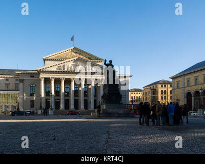 APOLLINI MVSISQVE REDDITVM MCMLXIII Bayerische National Opera House mit Statue König Maximilian 1 Joseph Max Joseph Platz Altstadt München Bayern G Stockfoto