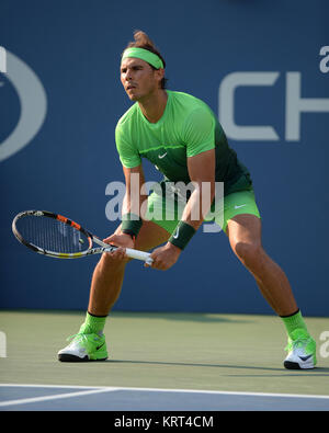 NEW YORK, NY-SEPTEMBER 02: Rafael Nadal aus Spanien serviert Niederlagen Diego Schwartzman Argentiniens während ihrer Männer Singles zweite Runde an Tag drei der 2015 US Open am USTA Billie Jean King National Tennis Center am 2. September 2015 in der Nähe der Queens Borough von New York City. Personen: Rafael Nadal Stockfoto