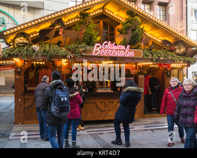 Kunden zu Weihnachten Marktstand Standbesitzer in traditioneller Kleidung verkaufen Glühwein und Bier München Bayern Deutschland EU Stockfoto