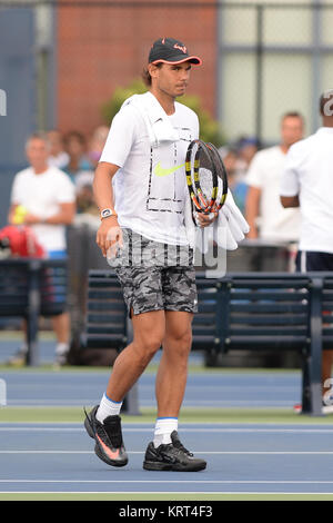 NEW YORK, NY - 04. SEPTEMBER: Rafael Nadal an Tag 5 der 2015 US Open am USTA Billie Jean King National Tennis Center am 4. September 2015 in der Nähe der Queens Borough von New York City. Personen: Rafael Nadal Stockfoto