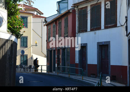 Rua da carreira, Straßenszene in einem Wohnviertel von Funchal, Madeira, Portugal Stockfoto