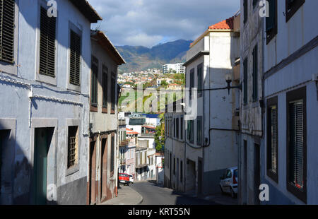 Blick auf eine schmale, Verminderung, Wohnstraße in der historischen Altstadt, Funchal, Madeira, Portugal Stockfoto