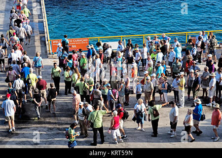 Passagiere aus zuiderdam Kreuzfahrt Schiff von Holland America Line aufgereiht auf Ufer excusrions auf der Insel Curacao in die Niederländische Karibik abzuweichen. Stockfoto