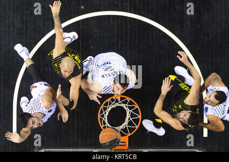 Thessaloniki, Griechenland, 11. November 2017: Einige Spieler in Aktion während der griechischen Warenkorb Liga Spiel Paok vs Aris bei PAOK Sports Arena. Stockfoto