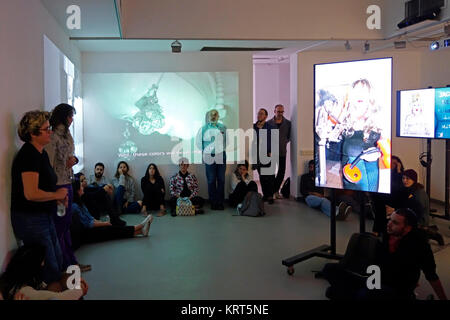 Besucher beobachten, Fotografie und Video Installation durch israelische Künstlerin Rona Feyman, die Ihre Dokumente langfristige Zusammenarbeit mit Martha Bouke, der 80-jährige Großvater und Holocaust Survivor, die eine jüngere weibliche Person angenommen hat, in der Körper und Geist in der Galerie der Fotografie Schule an der Abteilung Kommunikation der Hadassah akademische College in Jerusalem Israel Stockfoto