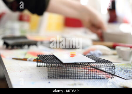 Labor Keramik, Malerei an Bord ceramicznej. malowanie Fliesen. Stockfoto