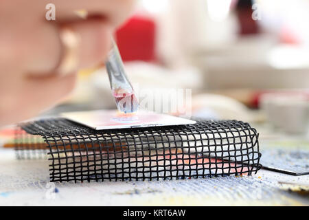 Labor Keramik, Malerei an Bord ceramicznej. malowanie Fliesen. Stockfoto