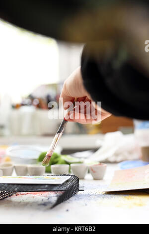 Labor Keramik, Malerei an Bord ceramicznej. malowanie Fliesen. Stockfoto