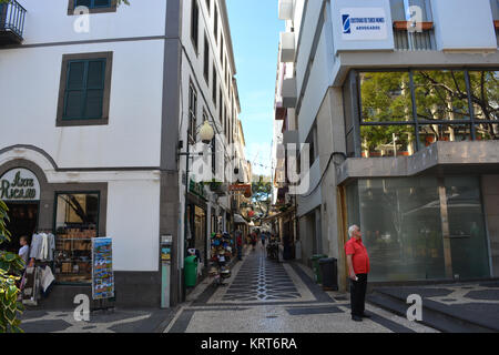 Anzeigen in einem schmalen, gepflasterten, Straße in der Altstadt von Funchal, Madeira, Portugal Stockfoto