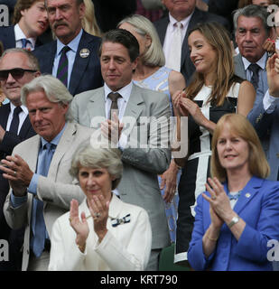 LONDON, ENGLAND - Juli 12: Hugh Grant, Anna Eberstein an Tag 13 der Wimbledon Tennis Championships in Wimbledon am 12. Juli 2015 in London, England: Hugh Grant, Anna Eberstein Stockfoto