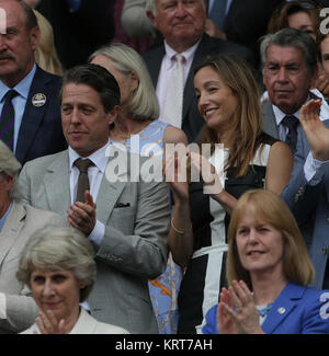 LONDON, ENGLAND - Juli 12: Hugh Grant, Anna Ebersteinattends Tag 13 der Wimbledon Tennis Championships in Wimbledon am 12. Juli 2015 in London, England: Hugh Grant, Anna Eberstein Stockfoto