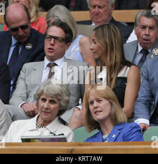 LONDON, ENGLAND - Juli 12: Hugh Grant, Anna Eberstein an Tag 13 der Wimbledon Tennis Championships in Wimbledon am 12. Juli 2015 in London, England: Hugh Grant, Anna Eberstein Stockfoto