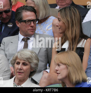 LONDON, ENGLAND - Juli 12: Hugh Grant, Anna Eberstein an Tag 13 der Wimbledon Tennis Championships in Wimbledon am 12. Juli 2015 in London, England: Hugh Grant, Anna Eberstein Stockfoto