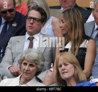 LONDON, ENGLAND - Juli 12: Hugh Grant, Anna Eberstein an Tag 13 der Wimbledon Tennis Championships in Wimbledon am 12. Juli 2015 in London, England: Hugh Grant, Anna Eberstein Stockfoto